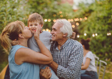 Παππούς και Γιαγιά: Μπορεί να μην ξέρουν από παιδοψυχολογία, ξέρουν όμως από αγάπη