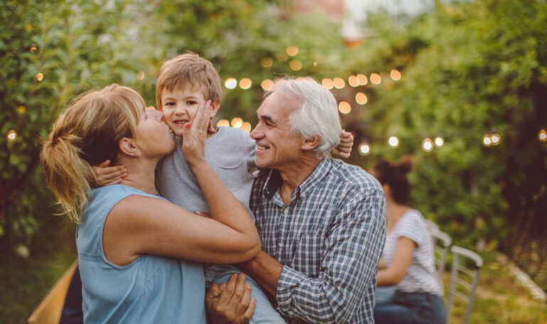 Παππούς και Γιαγιά: Μπορεί να μην ξέρουν από παιδοψυχολογία, ξέρουν όμως από αγάπη